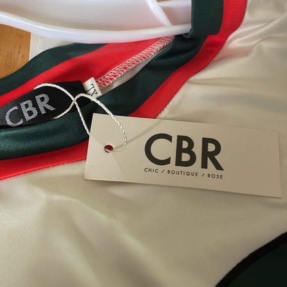 CBR CHIC/BOUTIQUE/ROSE White Top with Red and Black Bow w/ bee Design size XL - Picture 8 of 8